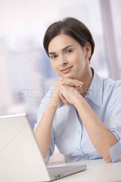 Portré irodai dolgozó női mosolyog kamera ül Stock fotó © nyul