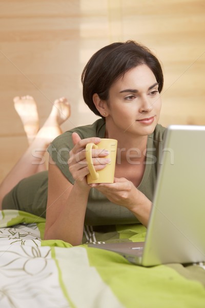 Stockfoto: Vrouw · ochtend · koffie · bed · naar · computer