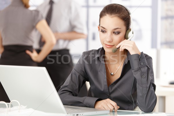Stockfoto: Jonge · kantoormedewerker · hoofdtelefoon · vergadering · bureau · vrouwelijke