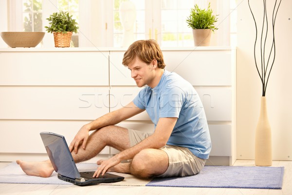 Hombre Internet joven ordenador portátil escribiendo teclado Foto stock © nyul