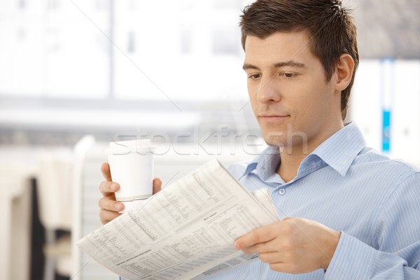 Kantoormedewerker pauze lezing papieren koffie man Stockfoto © nyul