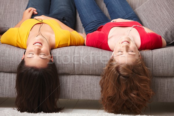 Teen Mädchen ruhend Couch verkehrt herum Musik hören Stock foto © nyul