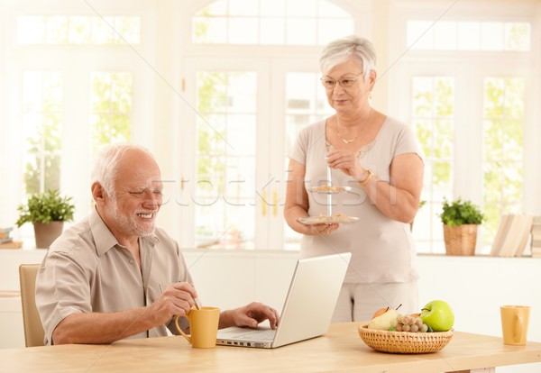 Foto stock: Senior · homem · computador · café · cozinha · feliz