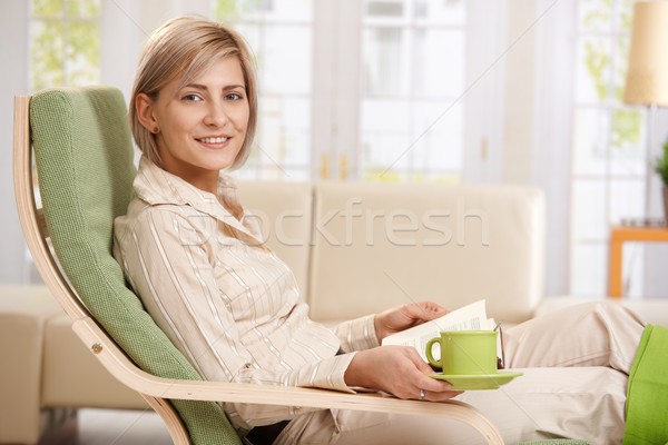 Foto stock: Mujer · relajante · casa · sillón · lectura · libro