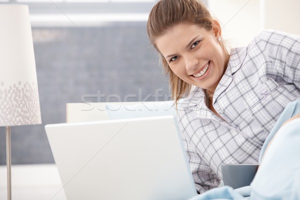 Foto stock: Feliz · mujer · usando · la · computadora · portátil · ordenador · cama