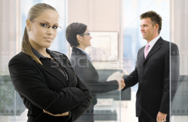 üzletasszony iroda fiatal áll üzletemberek kézfogás Stock fotó © nyul
