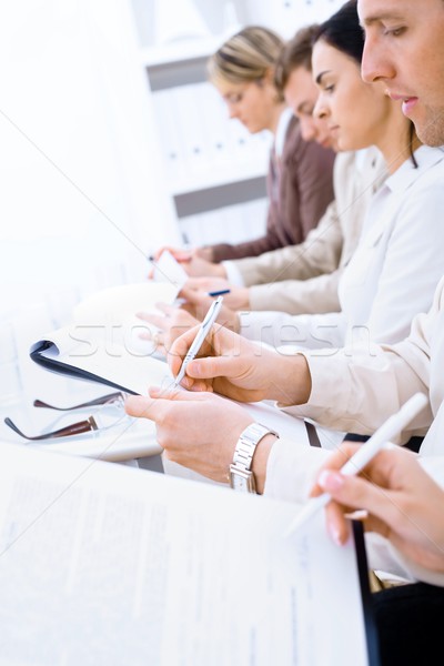 Piśmie zauważa ludzi biznesu posiedzenia rząd selektywne focus Zdjęcia stock © nyul