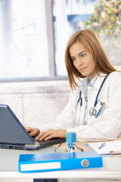 Zdjęcia stock: Młodych · lekarza · Internetu · biuro · atrakcyjna · kobieta · kobieta