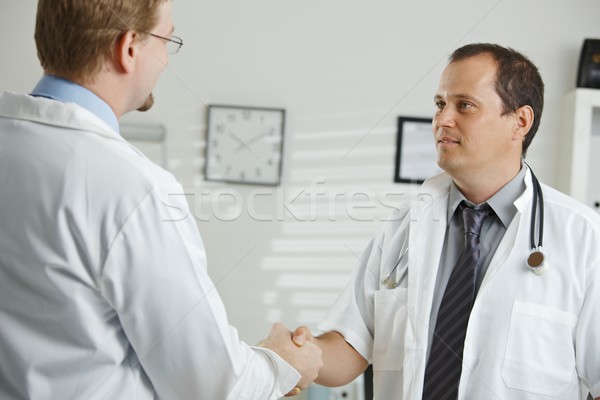 Foto stock: Médicos · hablar · médicos · oficina · masculina