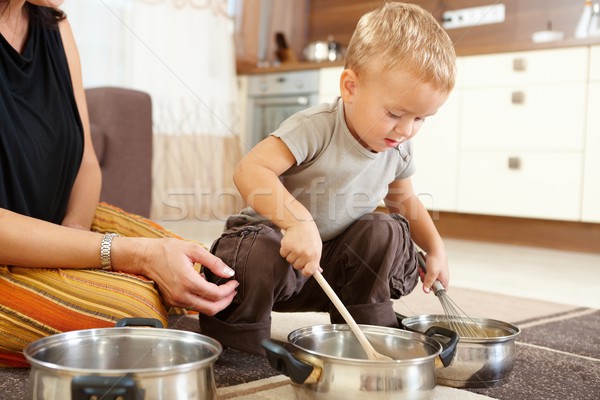 Stockfoto: Weinig · jongen · spelen · keuken · moeder · vergadering