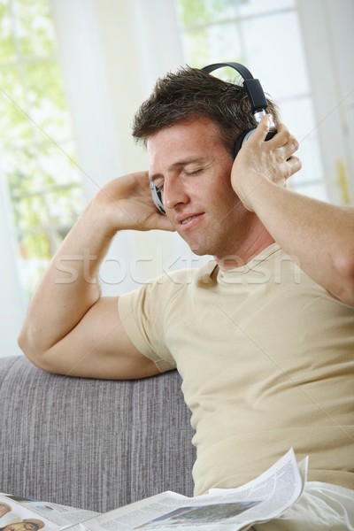 Hombre escuchar música sonriendo hombre guapo sonrisa auriculares Foto stock © nyul
