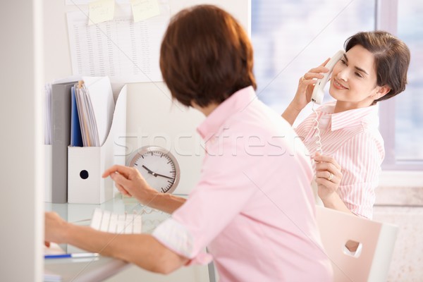 Mitarbeiter Sitzung zusammen Schreibtisch Frau sprechen Stock foto © nyul
