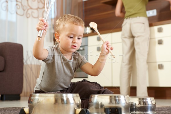 Weinig jongen spelen keuken vergadering tapijt Stockfoto © nyul
