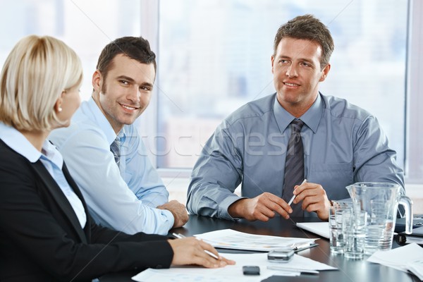 üzletemberek megbeszélés iroda boldog beszél mosolyog Stock fotó © nyul