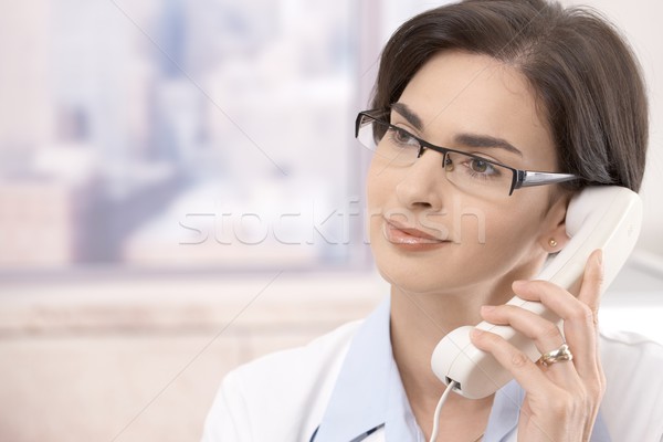 Foto stock: Femenino · médico · teléfono · atractivo · caucásico · hablar
