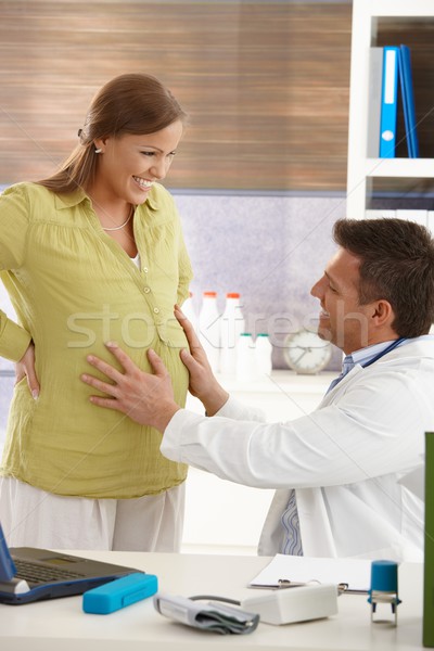 Imagine de stoc: Medic · atingere · gravidă · burtă · zâmbitor · fericit