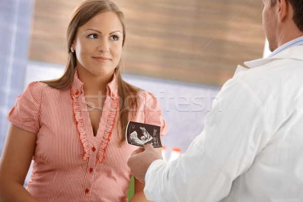 Care asteapta femeie ultrasunete imagine zâmbitor zâmbet Imagine de stoc © nyul