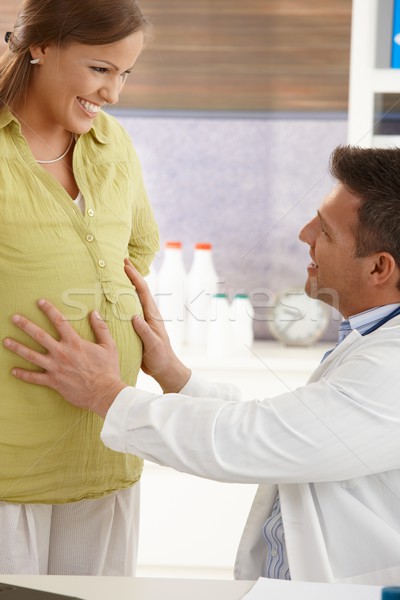 Сток-фото: врач · прикасаться · беременна · живота · улыбаясь · счастливым