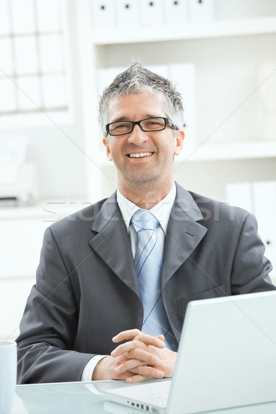 üzletember gondolkodik ül irodai asztal dolgozik laptop számítógép Stock fotó © nyul