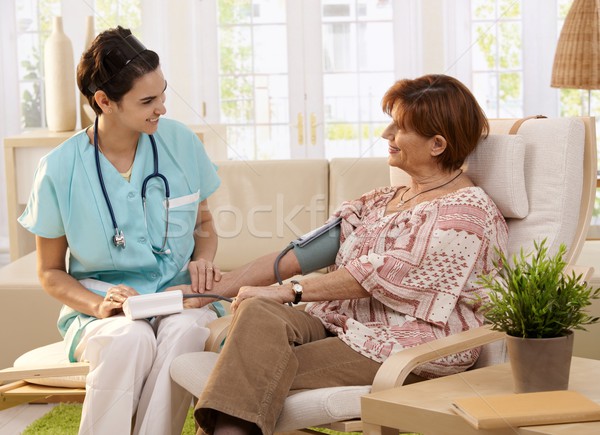 Foto stock: Enfermera · presión · arterial · altos · mujer · casa
