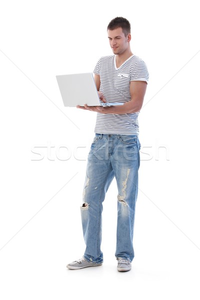 Foto stock: Usando · laptop · internet · laptop · em · pé · sorridente