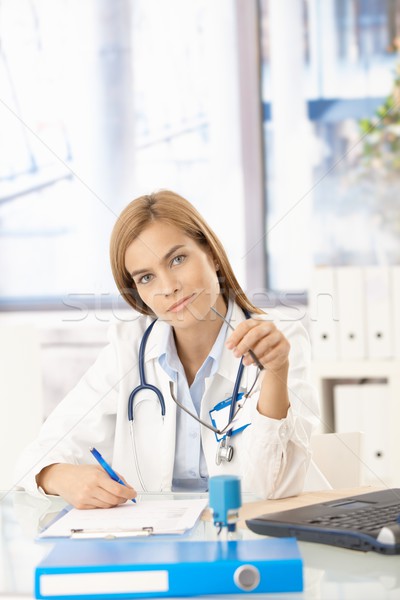 Foto stock: Jóvenes · femenino · médico · de · trabajo · oficina · mujer · atractiva