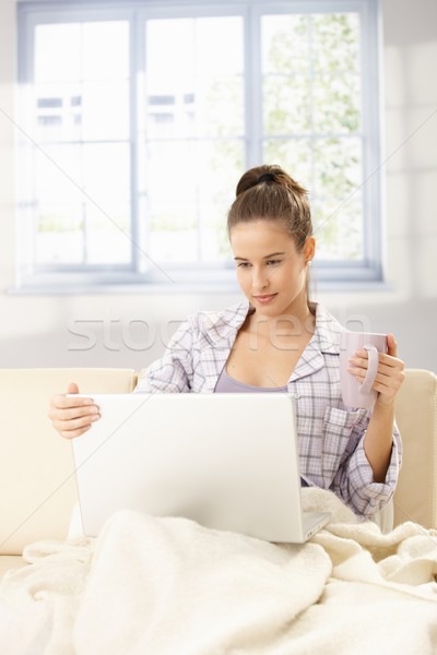 Vrouw ochtend met behulp van laptop computer vergadering Stockfoto © nyul