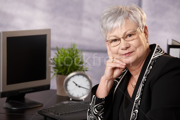 Senior zakenvrouw bureau portret vergadering kantoor Stockfoto © nyul