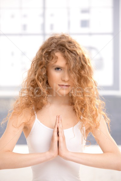 Dość dziewczyna jogi modlitwy stanowią Zdjęcia stock © nyul