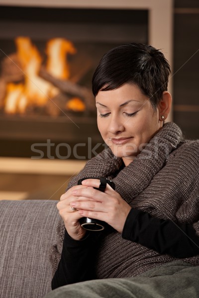 Nő forró ital ül kanapé otthon hideg Stock fotó © nyul