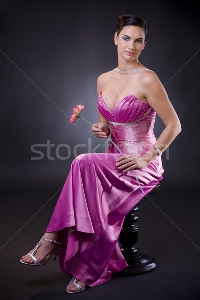 Femeie rochie de seara frumos şedinţei scaun Imagine de stoc © nyul