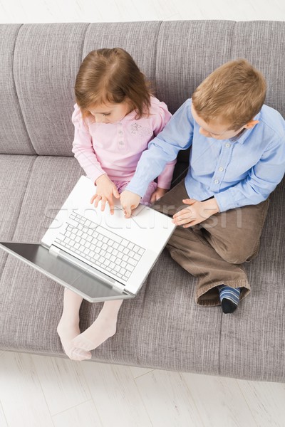 ストックフォト: 子供 · ラップトップを使用して · コンピュータ · ショット · 座って · ソファ