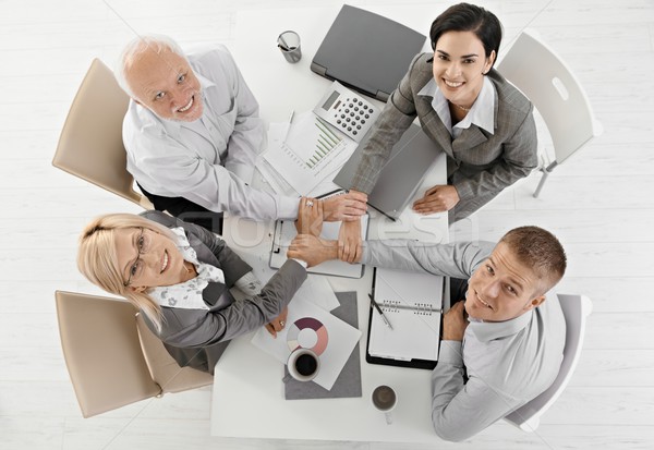 Foto stock: Tomados · de · las · manos · equipo · espíritu · redes