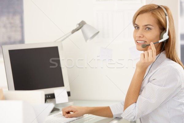 Szczęśliwy call center pracownika dziewczyna zestawu posiedzenia Zdjęcia stock © nyul