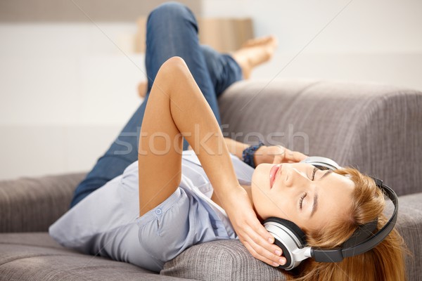 Foto stock: Chica · atractiva · música · sofá · jóvenes