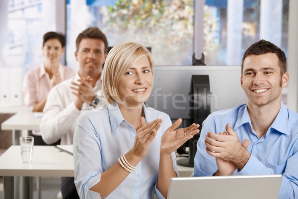 üzletemberek tapsol képzés boldog ül asztal Stock fotó © nyul