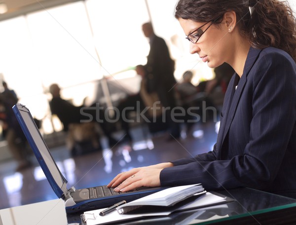 мобильность бизнеса деловая женщина ноутбука лобби служба Сток-фото © nyul