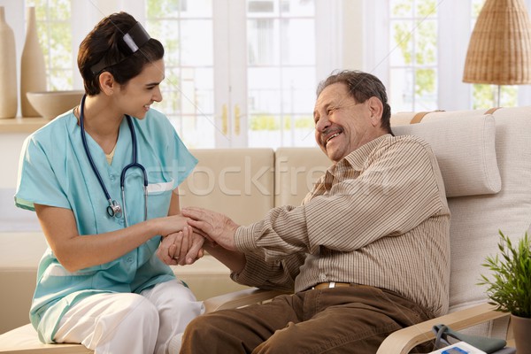Foto d'archivio: Felice · infermiera · anziani · paziente · holding · hands · seduta