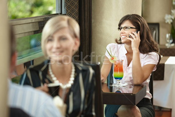 Geschäftsfrau sprechen mobile Kaffeehaus jungen Sitzung Stock foto © nyul