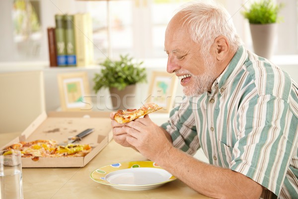 Stock fotó: Mosolyog · idősebb · férfi · eszik · pizza · szelet · ül