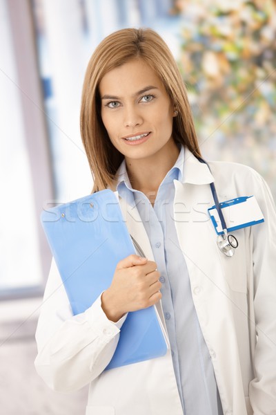 Foto stock: Mujer · atractiva · médico · sonriendo · jóvenes · pie · frente