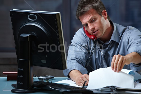 Om de afaceri apel ore suplimentare telefon lucru Imagine de stoc © nyul