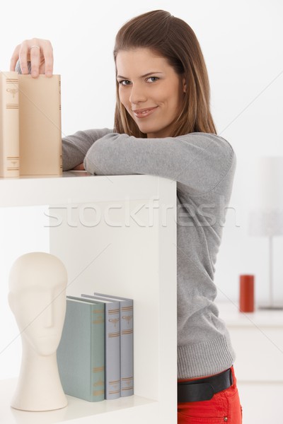 Pretty woman carte în picioare acasă prezinta Imagine de stoc © nyul
