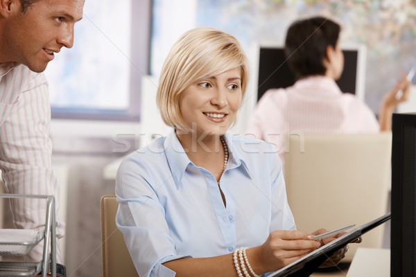 Foto d'archivio: Imprenditrice · lavoro · ufficio · guardando · notepad