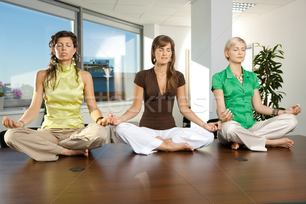 Stock foto: Business · jungen · Geschäftsfrauen · Sitzung · Yoga · Position