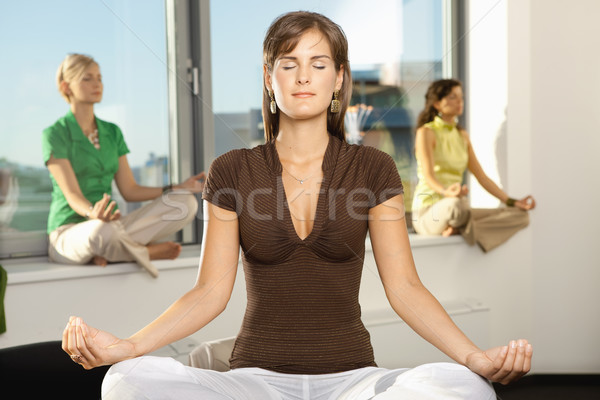 Stockfoto: Business · jonge · onderneemsters · vergadering · yoga · positie