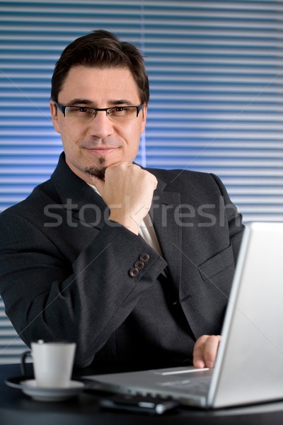 Geschäftsmann trinken Kaffee Sitzung Schreibtisch Büro Stock foto © nyul