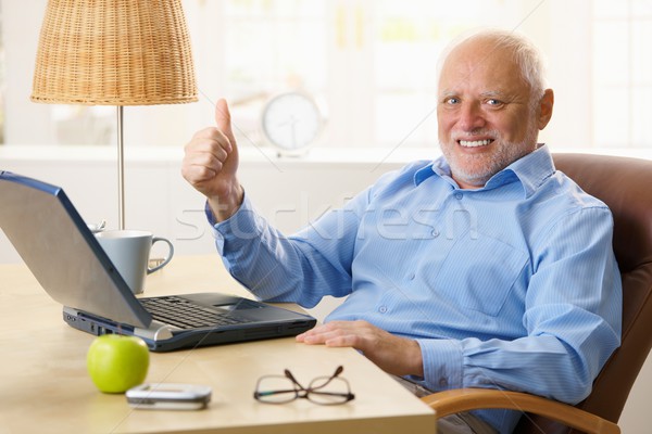 Fericit senior om deget mare in sus şedinţei Imagine de stoc © nyul
