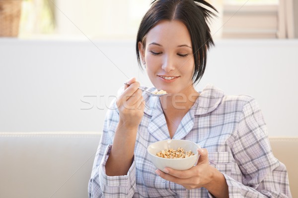 Jonge glimlachende vrouw granen ontbijt vrouw voedsel Stockfoto © nyul