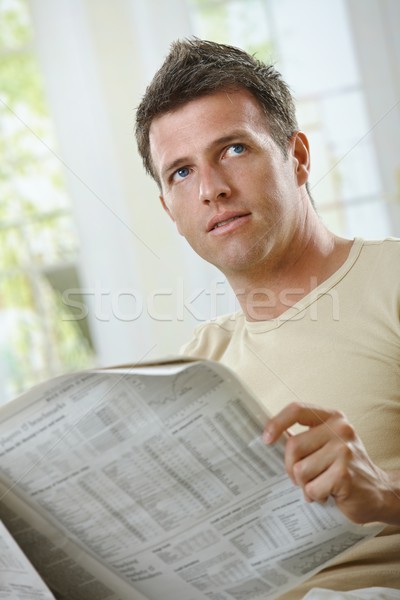 Zdjęcia stock: Człowiek · czytania · gazety · domu · przystojny · mężczyzna · przypadkowy